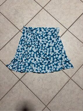 Crescent Blue Daisy Wrap Skirt with Ruffle Hem SZ Medium